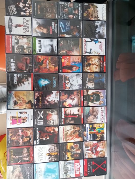 Leitor de CDs e 215 CDs filmes