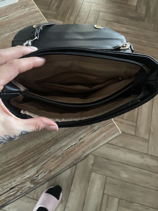 Torebka czarna Guess średnia