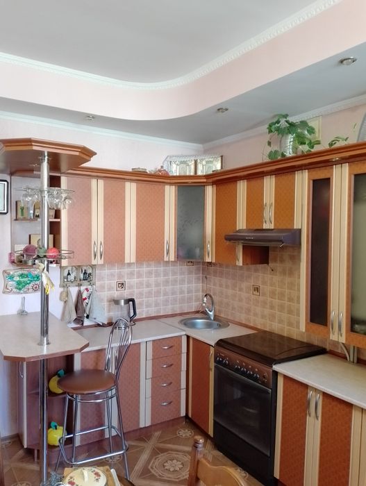 Меблі кухонні в комплекті.