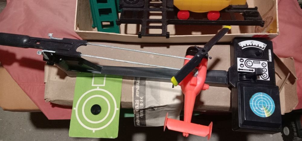 Железная дорога и вертолет В 84.