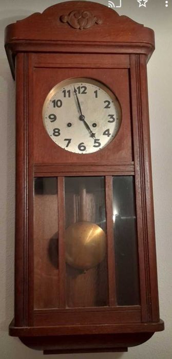 Relógio de parede antigo em madeira