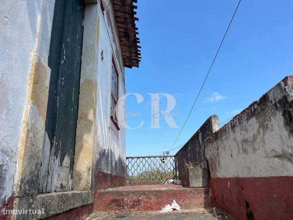 Moradia T2 geminada para renovação, com anexos e terreno, perto da Lou