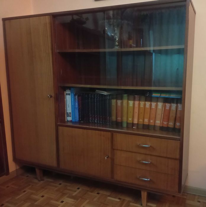 PRL lat 60 – tych. Biblioteczki, witryny i komoda