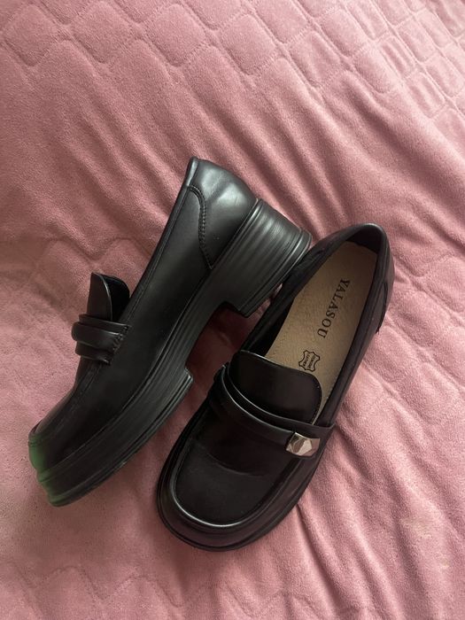 Лофери, чорного кольору