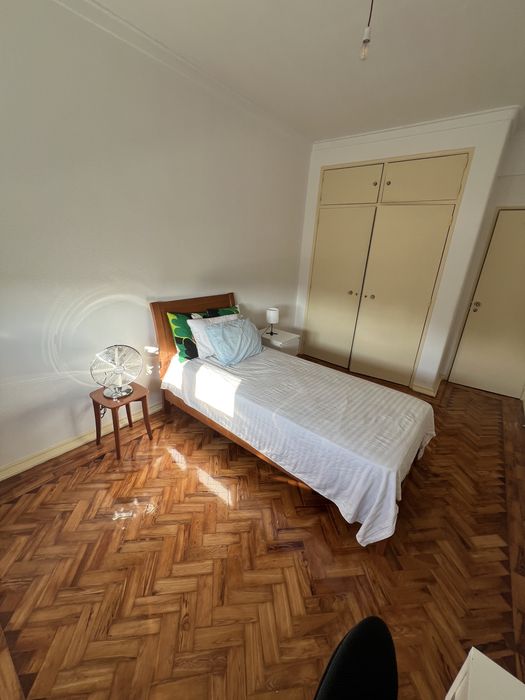 Arrenda-se um quarto
