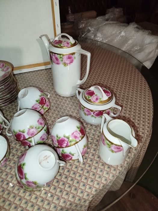 Serviço de chá em porcelana, decoração policromada com flores.