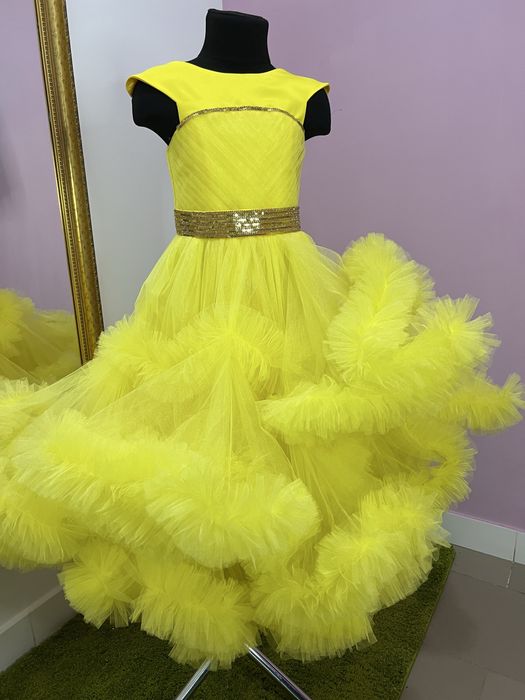 Розпродаж випускних суконь для дівчаток в садочок