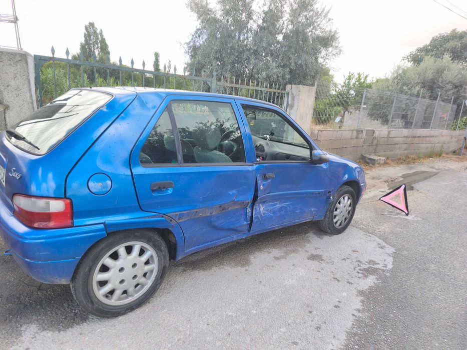 Carro saxo 1.1 batido — photo 3