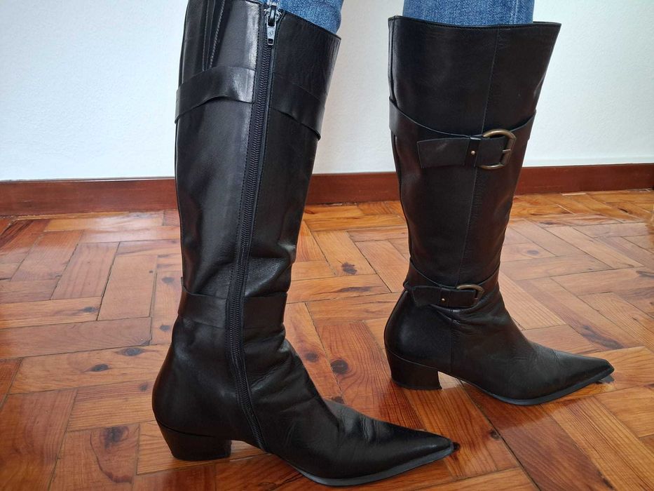 Botas em pele pretas