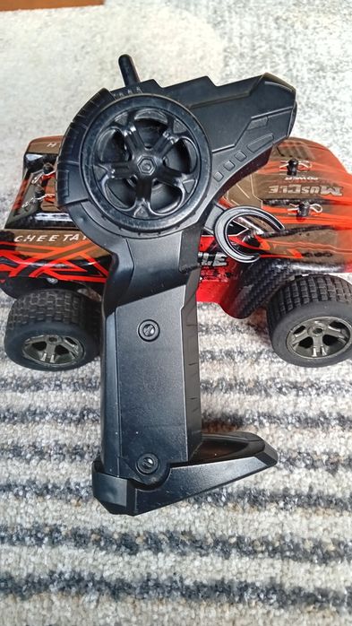 Carinho telecomandado com suspensão