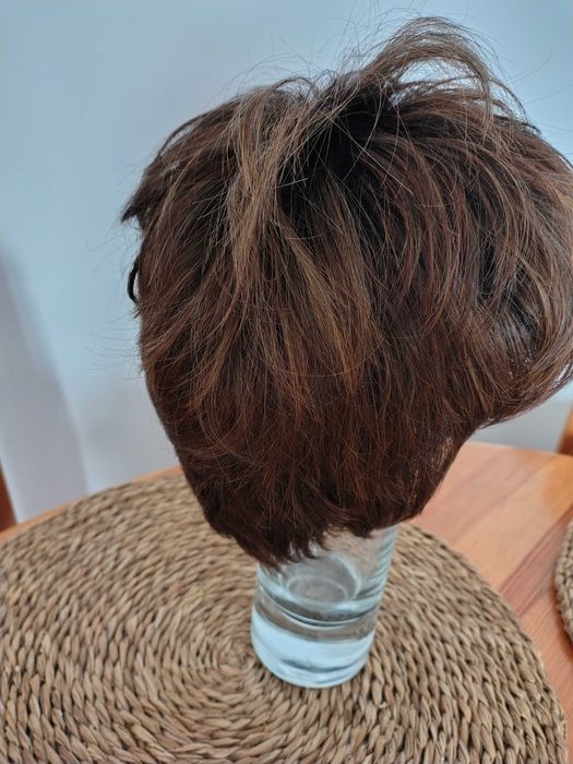 Peruka w kolorze brązu