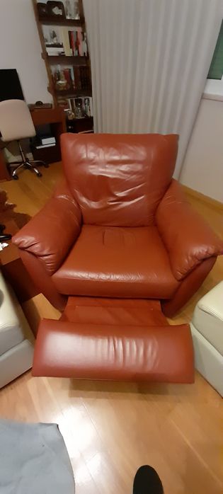 Poltrona IKEA em pele genuína, reclinável e giratória