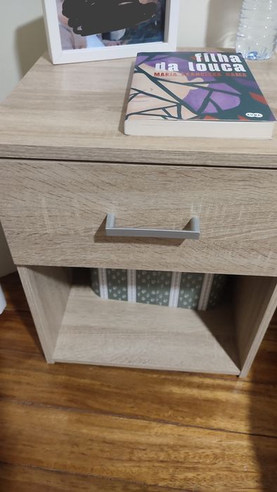 Mesa de cabeceira em tom de madeira clara (duas)