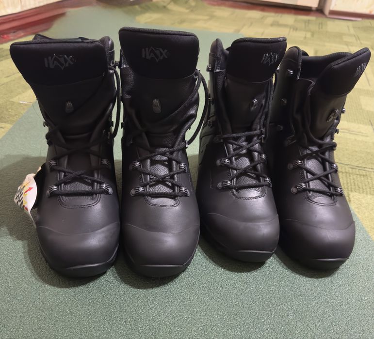 Берцы бундесфер две пары,каска,зимние бахилы,наколенники.