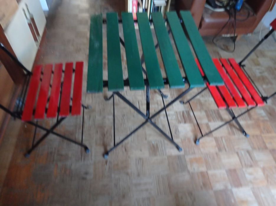 Mesa e cadeiras em madeira e ferro