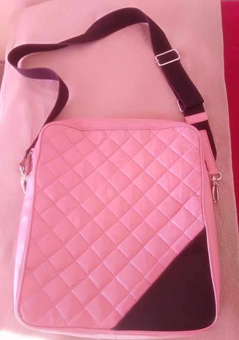 Carteira a tiracolo da marca Haity cor-de-rosa e preta