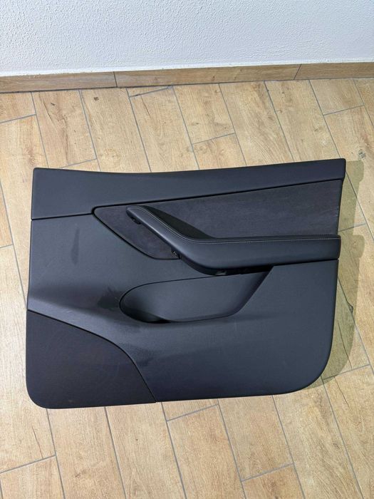 Карти дверей на Tesla Model 3/Y