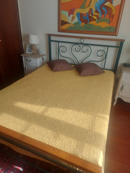 Cama de ferro e madeira com colchão