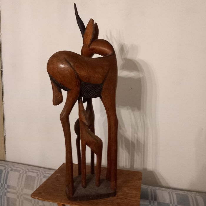 Escultura em madeira veado com filhotes
