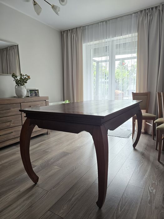 Stół w stylu kolonialnym, z drewna egzotycznego.