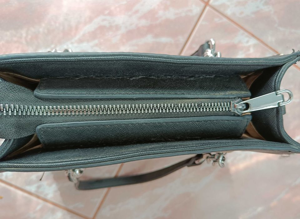 Czarna torebka shopper z ćwiekami i łańcuszkami