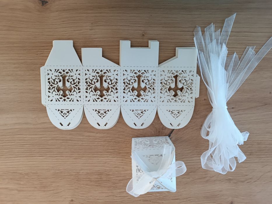 Pudełko na prezenty dla gości ażurowe chrzest IHS (zestaw 17sztuk)