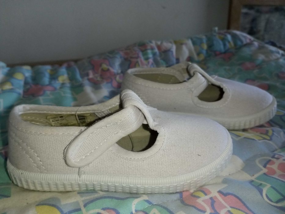 Pantufas e sapatos novos menina