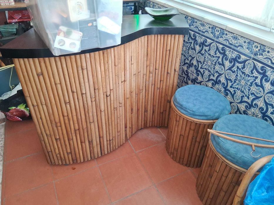 Mesa, cadeiras e bar de Bambu
