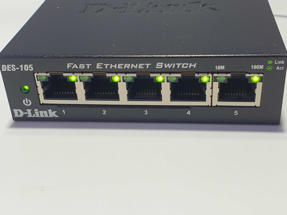 Світч D Link DES 105 5port   Комутатор