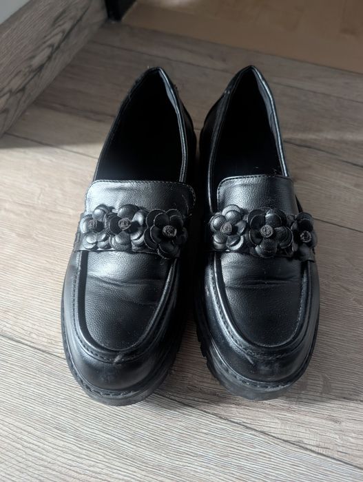 Czarne eleganckie lakierki