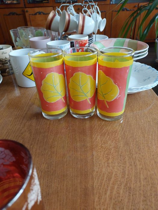 Скляні стакани...
