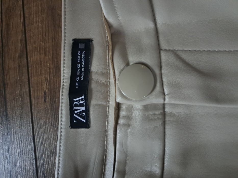 Zara 34/XS beżowe spodnie ekoskóra