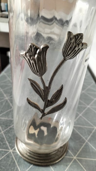 Jarra com motivos em estanho.