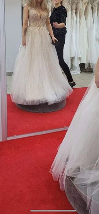 Suknia ślubna z tiulem