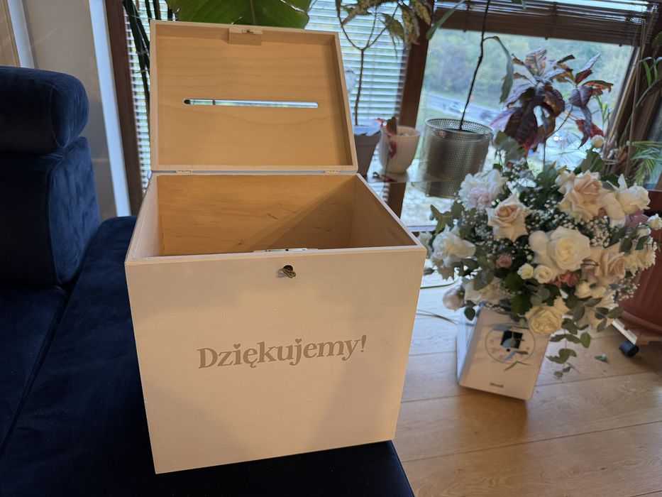 Drewniane pudełko na koperty ślubne.