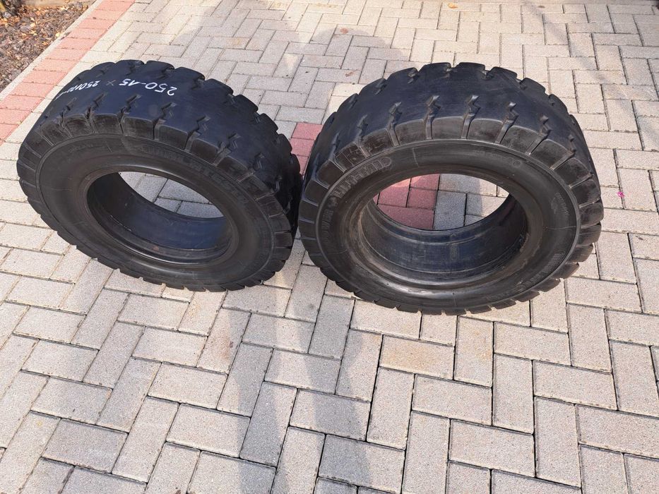 Opony pełnie  250/70-15 (250-15) MALATESTA - oryginalny bieżnik