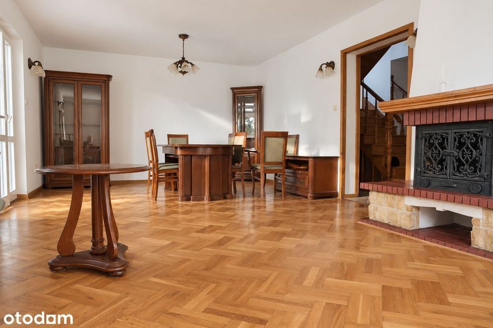 Wolnostojący dom w otoczeniu zieleni położony nad rzeką Strug