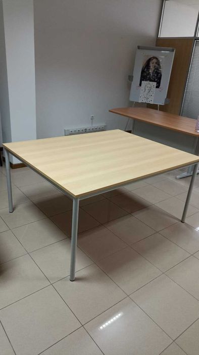 Mesa retangular em madeira e metal