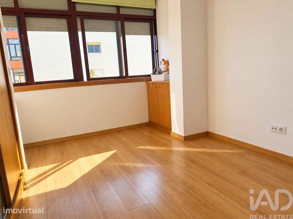 Apartamento T3 em Mina de Água de 120 m2