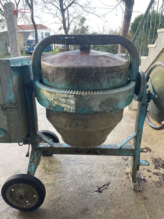Vende-se betoneira 250 litros