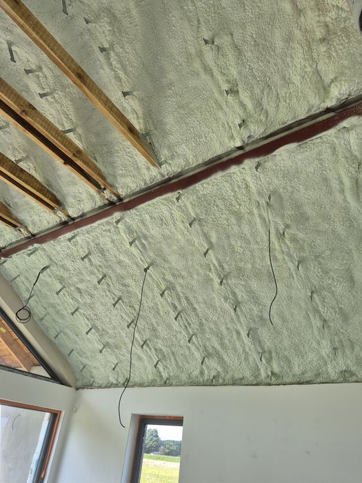 Ocieplanie pianką pur ocieplenie pianką poddasza dachy piana izolacja