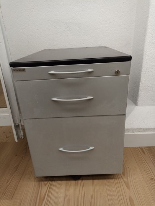 Bloco de três gavetas com chave