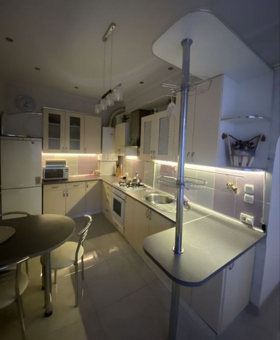 Здається чудова 4 кімнатна квартира в центрі міста.