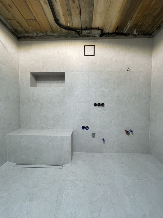 Плиточник вкладання плитки