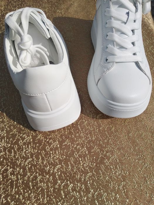 Жіночі кросівки шкіра