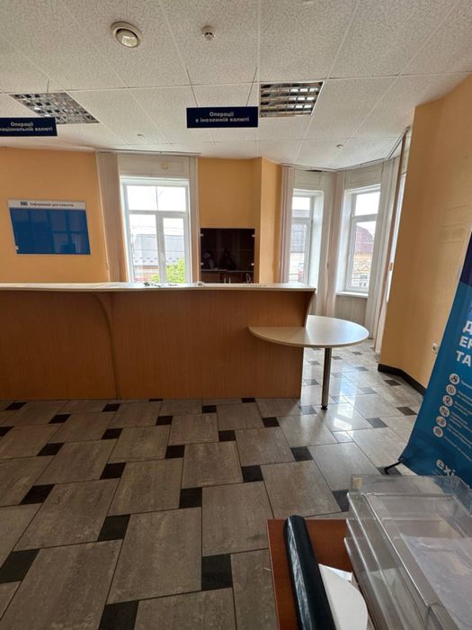 Рецепшен з банку зі столиком