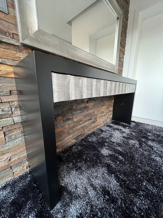 Consola em madeira e folha prateada