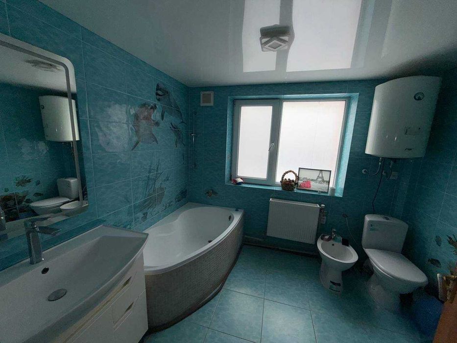 Шикарний будинок з терасою ,  яких мало, вкладено багато коштів !