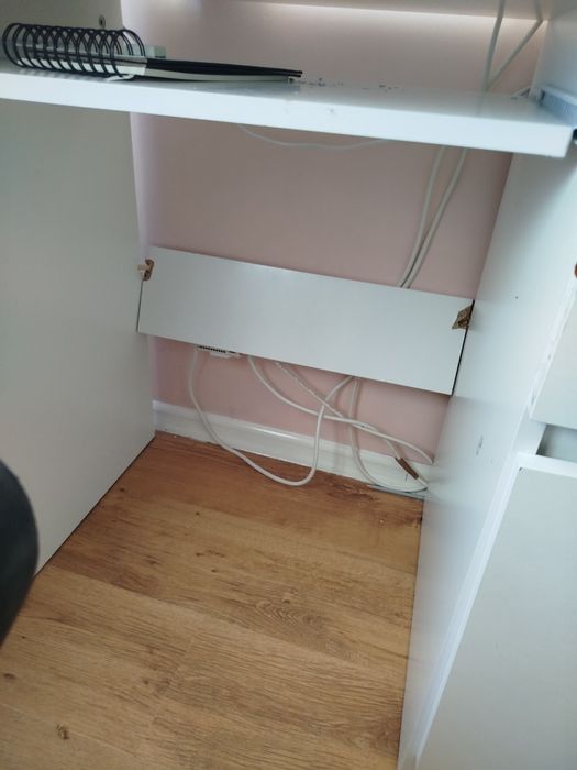 Dwa biurka i dwa krzesła obrotowe