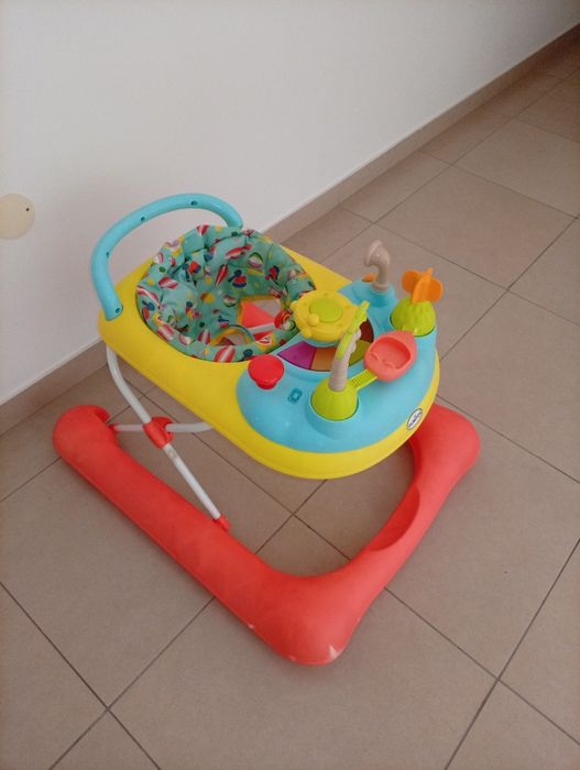 Primeiros passos de bebé com brinquedos interativos